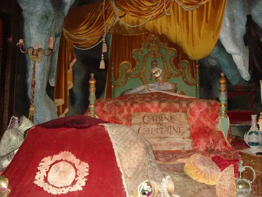 Cabina del capitán de un barco pirata, con cama y detalles antiguos - La vida pirata en su máxima expresión